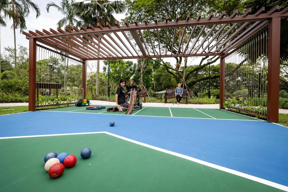 TAMAN DENGAN REKAAN KHAS: Taman seluas 2,000 meter persegi itu direka untuk memenuhi keperluan pelbagai pengguna, termasuk warga emas dan pengguna kerusi roda.