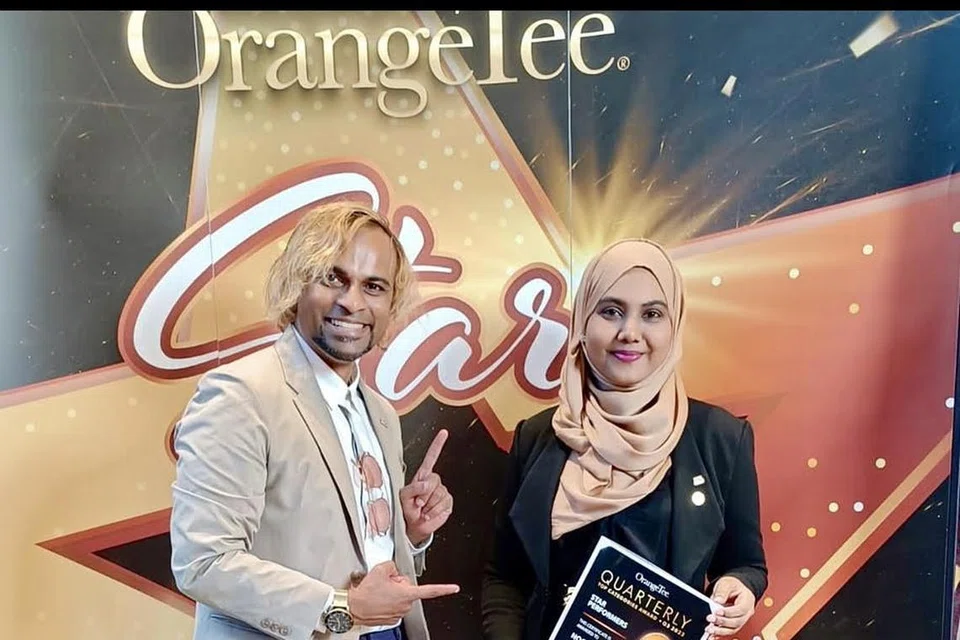 Cik Noonal Farina Raja Mohamed bersama mentornya, Encik Dallas Hassan, yang banyak memberi sokongan kepadanya.