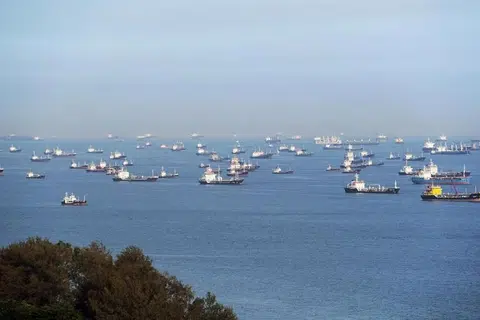 Kapal dengan bendera Liberia, Utopia ialah pengangkut pukal yang kini berlabuh di Pelabuhan Timur Singapura, di perairan selatan Taman East Coast.