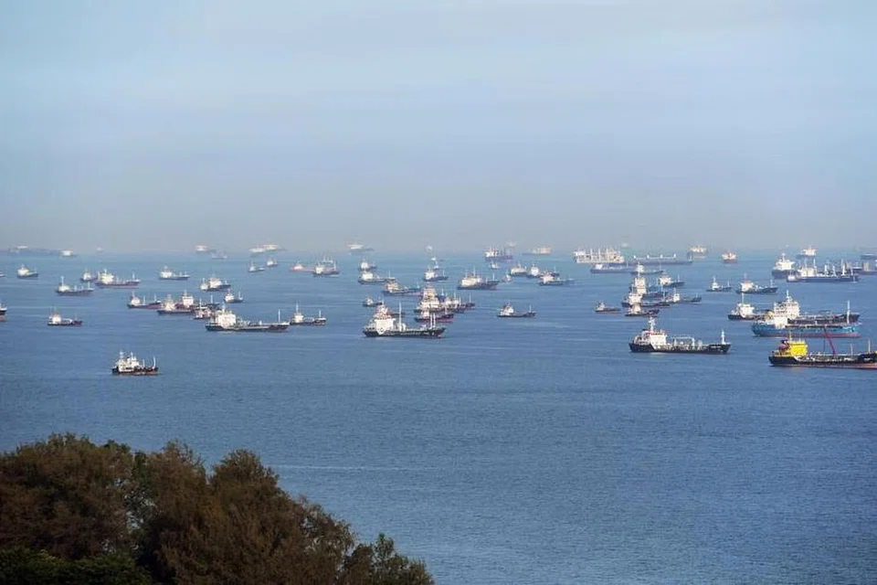 Kapal dengan bendera Liberia, Utopia ialah pengangkut pukal yang kini berlabuh di Pelabuhan Timur Singapura, di perairan selatan Taman East Coast.