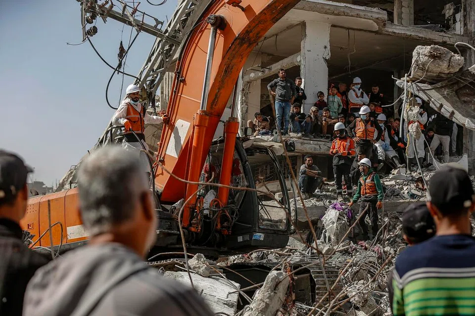 Pasukan pertahanan awam Palestin berusaha mengeluarkan jenazah 67 anggota keluarga Abu Nasr dari bawah runtuhan rumah mereka selepas ia musnah akibat serangan udara Israel di Beit Lahia, utara Bandar Gaza, pada 15 Februari 2026. 