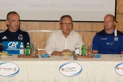 PERLAWANAN RAGBI: Presiden Kesatuan Ragbi Singapura Low Teo Ping (tengah) bersama jurulatih pasukan ragbi Italy Conor O'Shea (kiri) dan jurulatih pasukan ragbi Scotland Gregor Townsend menghadiri sidang media di Hotel Pan Pacific semalam tentang perlawanan ujian Italy-Scotland yang bakal diadakan Sabtu ini. - Foto RUGBY SINGAPORE