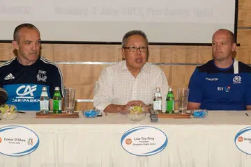 PERLAWANAN RAGBI: Presiden Kesatuan Ragbi Singapura Low Teo Ping (tengah) bersama jurulatih pasukan ragbi Italy Conor O'Shea (kiri) dan jurulatih pasukan ragbi Scotland Gregor Townsend menghadiri sidang media di Hotel Pan Pacific semalam tentang perlawanan ujian Italy-Scotland yang bakal diadakan Sabtu ini. - Foto RUGBY SINGAPORE