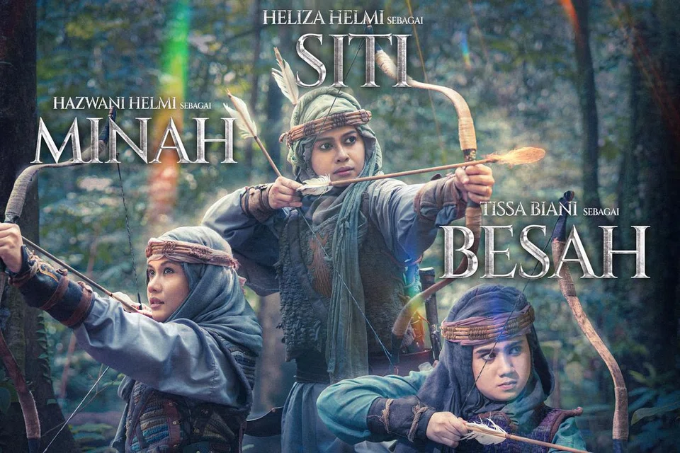 SRIKANDI WAJA: Nur Heliza Helmi (tengah) membawa watak Siti yang tangkas mempertahankan diri, diiringi dengan dua lagi watak wanita perkasa yang dihidupkan oleh adiknya, Hazwani Helmi (kiri) selaku Minah dan pelakon Indonesia, Tissa Biani sebagai Besah.