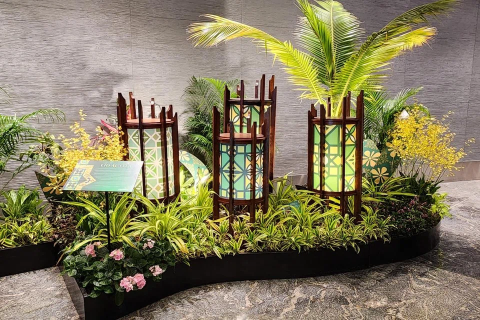 Paparan perayaan di Lapangan Terbang Changi beri tumpuan kepada corak dan motif budaya seperti lampu colok Melayu. 