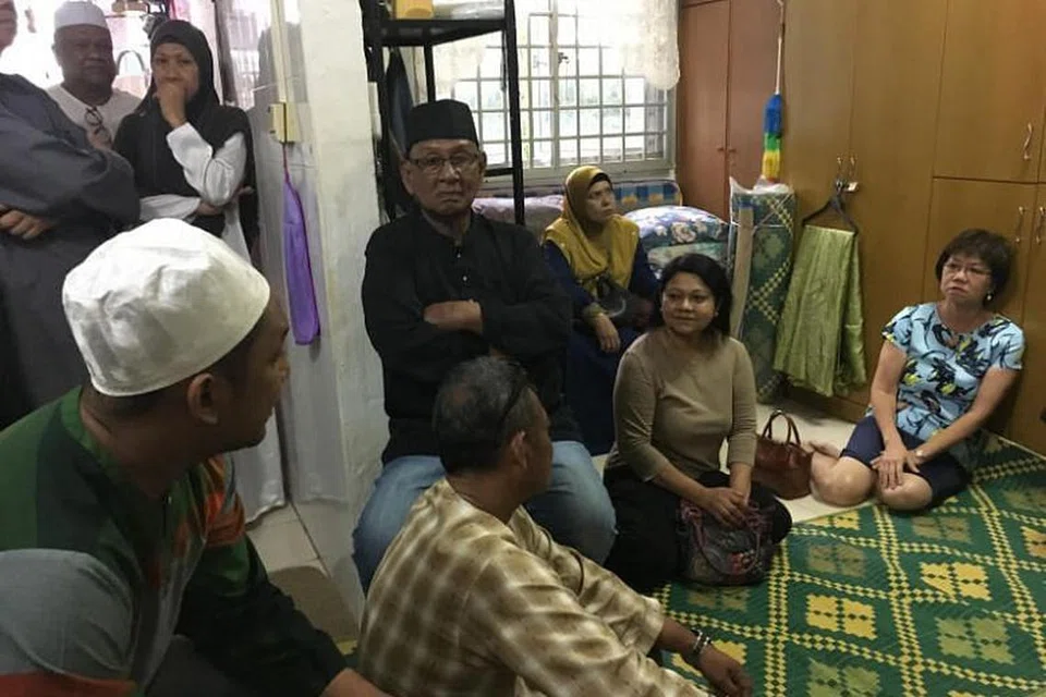 Anggota Parlimen GRC Jalan Besar, Cik Denise Phua (kanan) bercakap kepada anggota keluarga Allahyarham Muhammed Sesin, yang meninggal dihempap dahan pokok yang jatuh. 