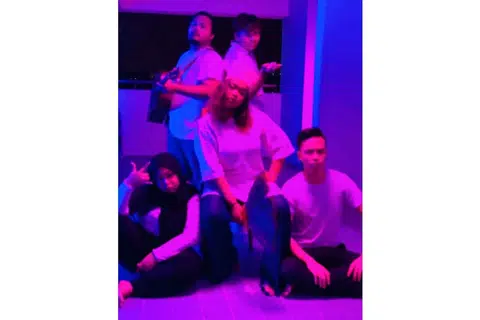 FOBIA BERLAKON DALAM RUANG SEMPIT: Penggiat Aras Theater, (depan, dari kiri) Cik Nureen Istiqamah, Cik Intan Farrah, Encik Hisyam Salimnoor, (belakang, dari kiri), Encik Aqmal N dan Encik Hazrul Amin, perlu menyesuaikan diri berlakon dalam ruang amat sempit bagi projek digital 'Rumah Sewa' yang akan dipentaskan di YouTube dan IGTV pada 30 Ogos ini. Foto dirakam awal tahun ini sebelum tempoh pemutus litar. - Foto ARAS THEATER
