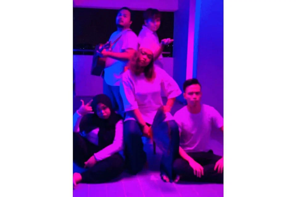 FOBIA BERLAKON DALAM RUANG SEMPIT: Penggiat Aras Theater, (depan, dari kiri) Cik Nureen Istiqamah, Cik Intan Farrah, Encik Hisyam Salimnoor, (belakang, dari kiri), Encik Aqmal N dan Encik Hazrul Amin, perlu menyesuaikan diri berlakon dalam ruang amat sempit bagi projek digital 'Rumah Sewa' yang akan dipentaskan di YouTube dan IGTV pada 30 Ogos ini. Foto dirakam awal tahun ini sebelum tempoh pemutus litar. - Foto ARAS THEATER