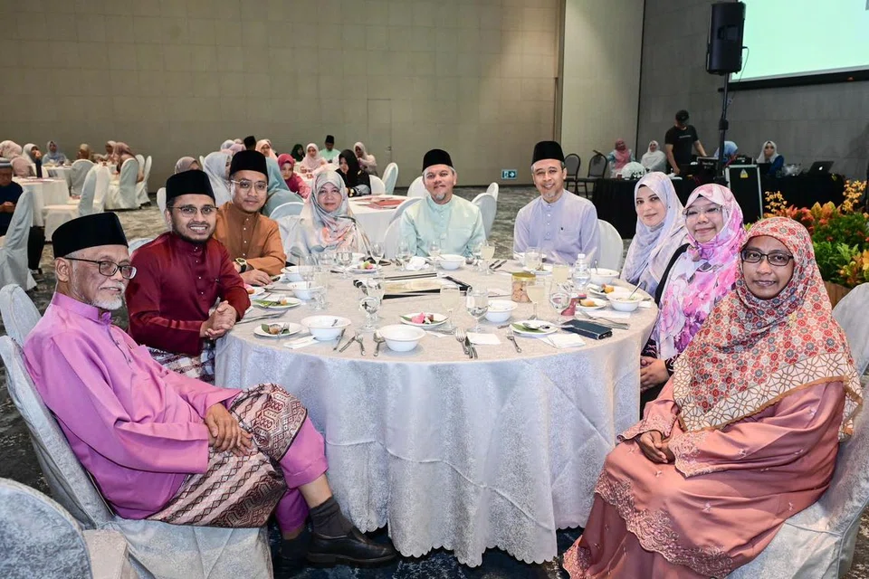 Mufti Dr Nazirudin Mohd Nasir (dua dari kiri) bergambar bersama asatizah, termasuk tokoh agama Ustaz Pasuni Maulan (paling kiri) dan Presiden Pergas, Ustaz Muhammad Tarmizi Abdul Wahid (tiga dari kiri), di majlis Hari Raya bersama 400 asatizah anjuran Majlis Ugama Islam Singapura (Muis) di HomeTeam NS Khatib pada 3 Mei.