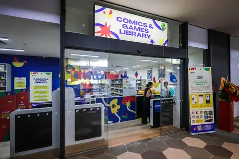 ‘Pop-up’ perpustakaan baru, Comics and Games Library, di Punggol East Mall ini menampilkan lebih 7,000 bahan bacaan bertema komik dan permainan serta mainan papan tempatan yang menyeronokkan, dengan ruang bacaan selesa dan kemudahan interaktif.