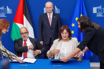 (Dari kiri) Menteri Kewangan Palestin, Estephan Salameh, Perdana Menteri Palestin, Mohammad Mustafa, dan Pesuruhjaya Kesatuan Eropah (EU) bagi Mediterranean, Dubravka Suica, menghadiri majlis menandatangani perjanjian bantuan kewangan tambahan kepada Palestin di Suruhanjaya Eropah di Brussels, Belgium, pada 13 Julai 2026. EU bersama Sepanyol, Denmark, Cyprus, Ireland, Greece, Portugal, Itali, Belanda, Perancis, Switzerland dan Belgium menandatangani perjanjian sumbangan baharu berjumlah 41.7 juta euro (kira-kira S$62.8 juta) yang akan disalurkan melalui Mekanisme Palestin-Eropah bagi Pengurusan Bantuan Sosioekonomi (PEGASE) sempena Mesyuarat Kedua Kumpulan Penderma Palestin (PDG).
