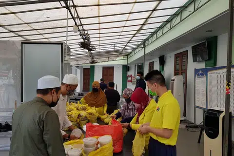 Pusat pendidikan berkeperluan khas, My Inspiring Journey atau singkatannya, MIJ Hub, bekerjasama dengan Masjid Wak Tanjong dalam memberi pelajar mereka peluang menyertai kegiatan seperti membungkus bubur lambuk pada Ramadan 2024.