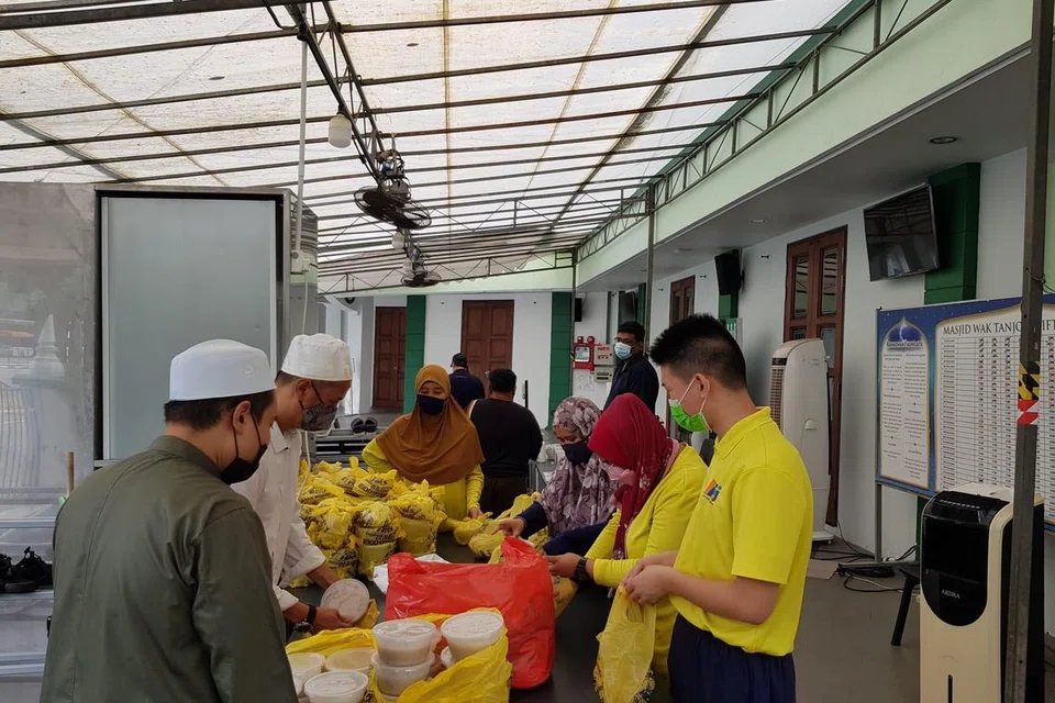 Pusat pendidikan berkeperluan khas, My Inspiring Journey atau singkatannya, MIJ Hub, bekerjasama dengan Masjid Wak Tanjong dalam memberi pelajar mereka peluang menyertai kegiatan seperti membungkus bubur lambuk pada Ramadan 2024.