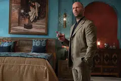 BANGKIT SEMANGAT: Jason Statham selaku ejen risikan mapan, Orson Fortune, dalam 'Operation Fortune' membuktikan pada usia 55 tahun, beliau masih mempunyai tenaga dan tarikan bergelar wira aksi. - Foto ENCORE FILMS