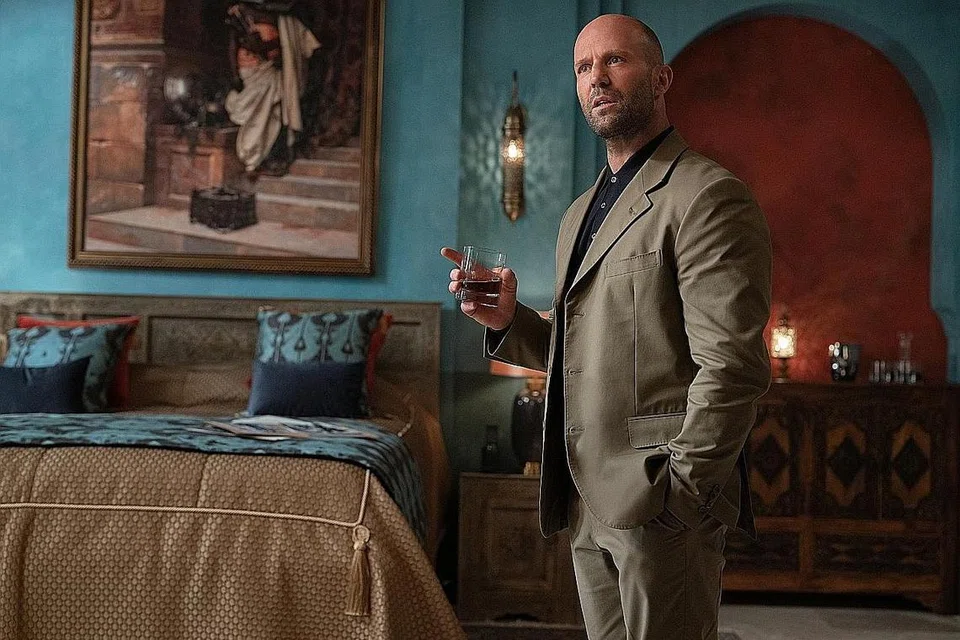 BANGKIT SEMANGAT: Jason Statham selaku ejen risikan mapan, Orson Fortune, dalam 'Operation Fortune' membuktikan pada usia 55 tahun, beliau masih mempunyai tenaga dan tarikan bergelar wira aksi. - Foto ENCORE FILMS