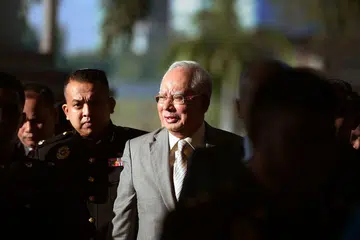 HADAPI PERTUDUHAN BERSAMA: Bekas perdana menteri Malaysia, Datuk Seri Najib Tun Razak, dan bekas ketua setiausaha perbendaharaan negara, Tan Sri Mohd Irwan Serigar Abdullah, mengaku tidak bersalah semalam terhadap enam pertuduhan pecah amanah berkaitan skandal 1Malasia Development Bhd (1MDB) membabitkan dana kira-kira RM6.6 bilion ($2.19 bilion). - Foto AFP