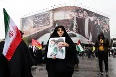 Seorang wanita Iran memegang gambar pemimpin tertinggi baharu Iran, Ayatollah Mojtaba Khamenei, yang dicalonkan selepas bapanya dibunuh dalam serangan Amerika Syarikat dan Israel pada 28 Februari, ketika menyertai perhimpunan Hari Al-Quds (Baitulmakdis), satu acara tahunan menyokong rakyat Palestin yang diadakan pada Jumaat terakhir bulan Ramadan di Teheran pada 13 Mac 2026.
Pada 28 Februari, Israel dan Amerika Syarikat melancarkan serangan ke atas Iran yang mengorbankan pemimpin tertingginya dan mencetuskan perang yang kemudian merebak ke seluruh Asia Barat.