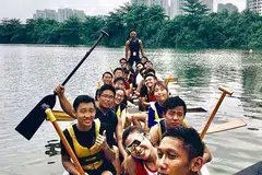 LUASKAN RANGKAIAN: Encik Qaiyum (kanan) menyertai pasukan bot naga Kelab Masyarakat Anchorvale untuk mengenali lebih ramai anggota masyarakat yang mempunyai minat yang sama dengannya. - Foto-foto KELAB MASYARAKAT ANCHORVALE