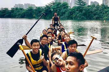 LUASKAN RANGKAIAN: Encik Qaiyum (kanan) menyertai pasukan bot naga Kelab Masyarakat Anchorvale untuk mengenali lebih ramai anggota masyarakat yang mempunyai minat yang sama dengannya. - Foto-foto KELAB MASYARAKAT ANCHORVALE