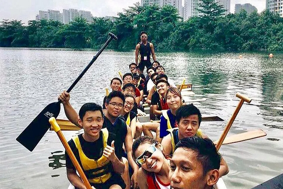 LUASKAN RANGKAIAN: Encik Qaiyum (kanan) menyertai pasukan bot naga Kelab Masyarakat Anchorvale untuk mengenali lebih ramai anggota masyarakat yang mempunyai minat yang sama dengannya. - Foto-foto KELAB MASYARAKAT ANCHORVALE