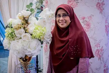 MASIH AKTIF: Menurut Cik Anisah yang gemar melancong ini, untuk kekal sihat, beliau juga gemar bersukan dan beriadah di waktu lapang. Baginya, badan yang sihat juga dapat menggalakkan minda yang positif serta jiwa yang tenang. - Foto BM oleh NUR DIYANA TAHA