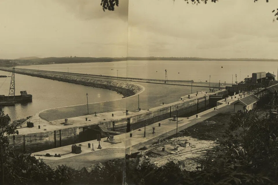 1924: Tambak Johor-Singapura atau Koswe siap pada 11 Jun 1924, tiga bulan lebih awal dari yang dijangka. Projek itu menelan belanja 17 juta dolar mata wang Selat.