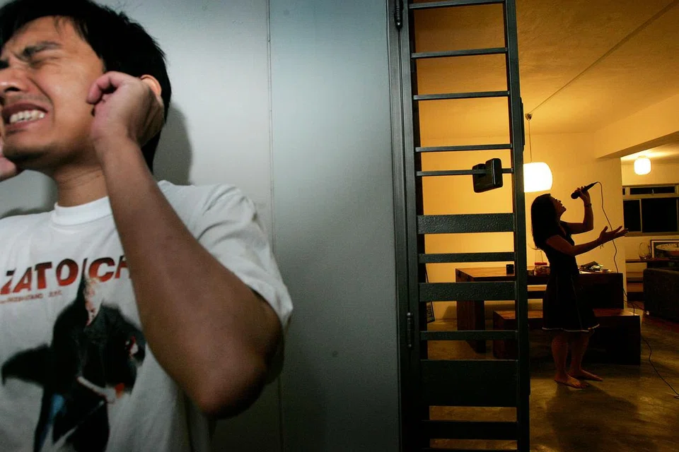 JIRAN MACAM KELUARGA: Jalinan sesama jiran ada kalanya lebih akrab berbanding saudara-mara sendiri jika terjalin rasa saling mempercayai dan muhibah. - Foto fail hiasan