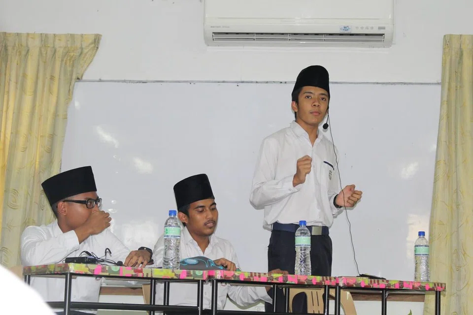 Ustaz Raja Lutfil Hadi Raja Muzaffar (paling kanan) berpendapat  penyertaan bahas di Madrasah Aljunied dari 2003 hingga 2014 bukan sahaja melatihnya berfikiran kritikal, malah menambah keyakinan dan memperbaiki kemahiran komunikasinya. Segala kemahiran tersebut digunakan dalam usaha dakwah beliau pada hari ini. 