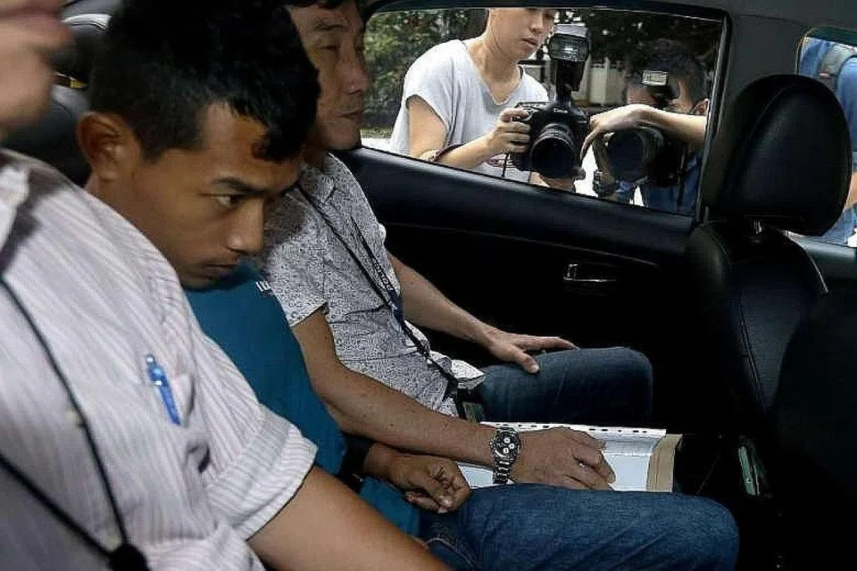 GUNA HASIL CURIAN UNTUK BELANJA KAHWIN: Dalam kejadian pada 24 November 2016, Ahmad Muin Yaacob (tengah) mencuri barang kemas yang dipakai oleh Cik Maimunah Awang, menyembunyikan jasadnya di dalam longkang dan melarikan diri ke Malaysia. - Foto fail