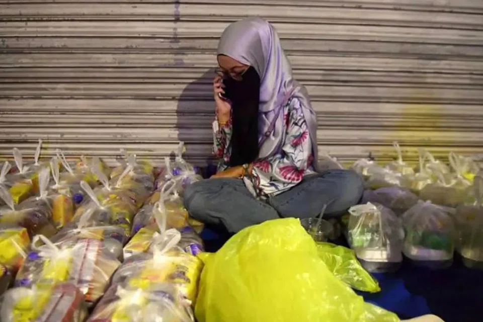 Sukarelawan, Cik Zeti Shuhaila Mustafa Kamal dan pasukannya mengagihkan antara 80 hingga 100 pek makanan setiap minggu kepada golongan gelandangan di Perak sepanjang Ramadan.