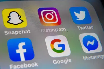 BILANGAN MENINGKAT: Facebook dan Instagram, secara kerap merupakan wadah yang sering digunakan penipu untuk mendapatkan mangsa. - FOTO: AFP