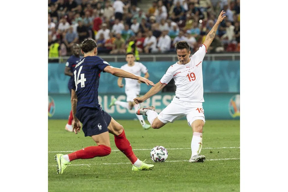 JARINGAN MENYELAMATKAN SWISS: Mario Gavranovic (kanan) menjaringkan gol penyamaan pada minit terakhir untuk memastikan Swiss terus berpeluang mara ke pusingan suku akhir. - Foto EPA-EFE