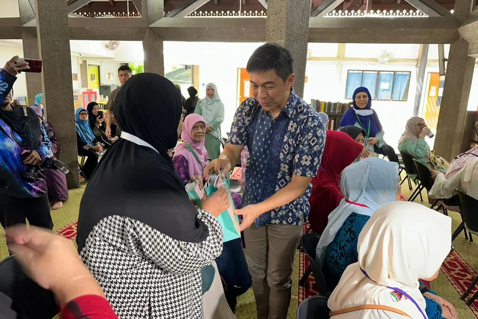 MOHON MAAF: Bekas Speaker Parlimen, Encik Tan Chuan-Jin, memohon maaf kepada warga Singapura, penduduk, sukarelawan, rakan sekerja dan rakan-rakannya kerana telah mengecewakan mereka dalam surat peletakan jawatannya kepada Perdana Menteri, Encik Lee Hsien Loong pada Isnin. Gambar merakam ketika beliau bertemu anggota jemaah haji dari kelompok Marine Parade pada Jun.