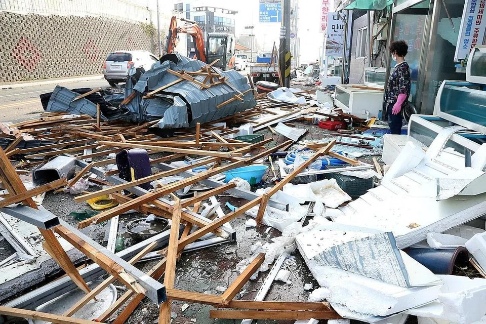 KEMUSNAHAN DI DEPAN MATA: Seorang wanita sedang melihat kerosakan akibat Taufan Maysak di Pohang, Korea Selatan. - Foto REUTERS.