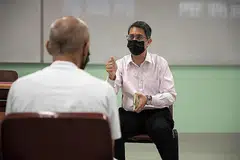 MEMAHAMI KEADAAN TAHANAN: Dr Muhammad Faishal Ibrahim mengadakan pertemuan empat mata dengan seorang tahanan sewaktu program Fitrah di Institusi A3, Penjara Changi pada 16 Mac lalu. - Foto PERKHIDMATAN PENJARA SINGAPURA