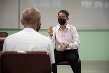 MEMAHAMI KEADAAN TAHANAN: Dr Muhammad Faishal Ibrahim mengadakan pertemuan empat mata dengan seorang tahanan sewaktu program Fitrah di Institusi A3, Penjara Changi pada 16 Mac lalu. - Foto PERKHIDMATAN PENJARA SINGAPURA