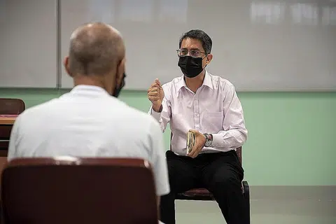 MEMAHAMI KEADAAN TAHANAN: Dr Muhammad Faishal Ibrahim mengadakan pertemuan empat mata dengan seorang tahanan sewaktu program Fitrah di Institusi A3, Penjara Changi pada 16 Mac lalu. - Foto PERKHIDMATAN PENJARA SINGAPURA