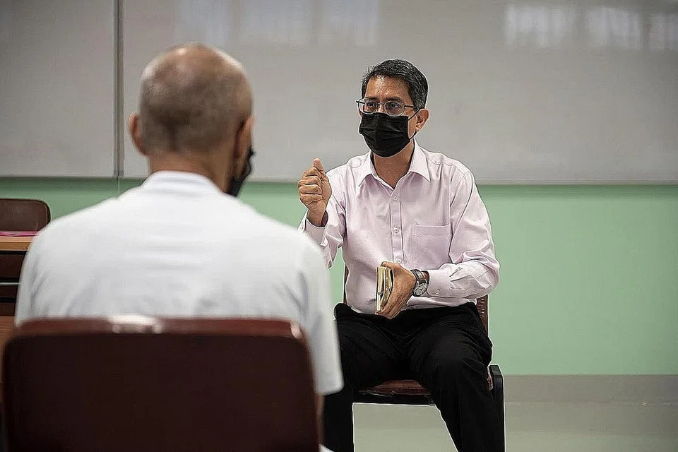 MEMAHAMI KEADAAN TAHANAN: Dr Muhammad Faishal Ibrahim mengadakan pertemuan empat mata dengan seorang tahanan sewaktu program Fitrah di Institusi A3, Penjara Changi pada 16 Mac lalu. - Foto PERKHIDMATAN PENJARA SINGAPURA