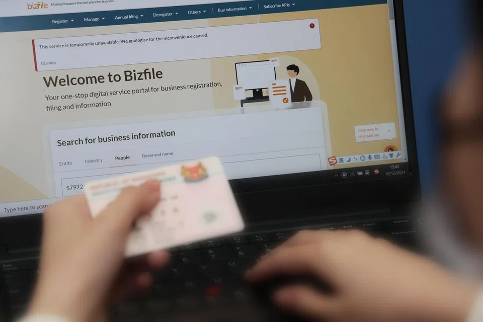 Pada awal Disember, nombor penuh kad pengenalan individu yang ada kaitan dengan perniagaan berdaftar di Singapura dapat diperolehi tanpa bayaran menerusi hasil carian daripada fungsi ‘People Search’ atau Carian Individu portal Bizfile kendalian Penguasa Pengawalan Perakaunan dan Korporat (Acra).