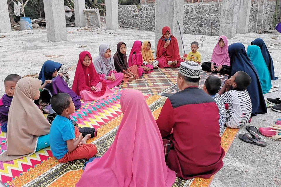 KEPRIHATINAN BERSAMA: Anak-anak yatim Panti Asuhan Daarut Taqwa dari Yogyakarta, Indonesia, berkumpul di tapak bangunan baru yang bakal disiapkan pada awal tahun 2022 - Foto ATTAWASOL INSANIY