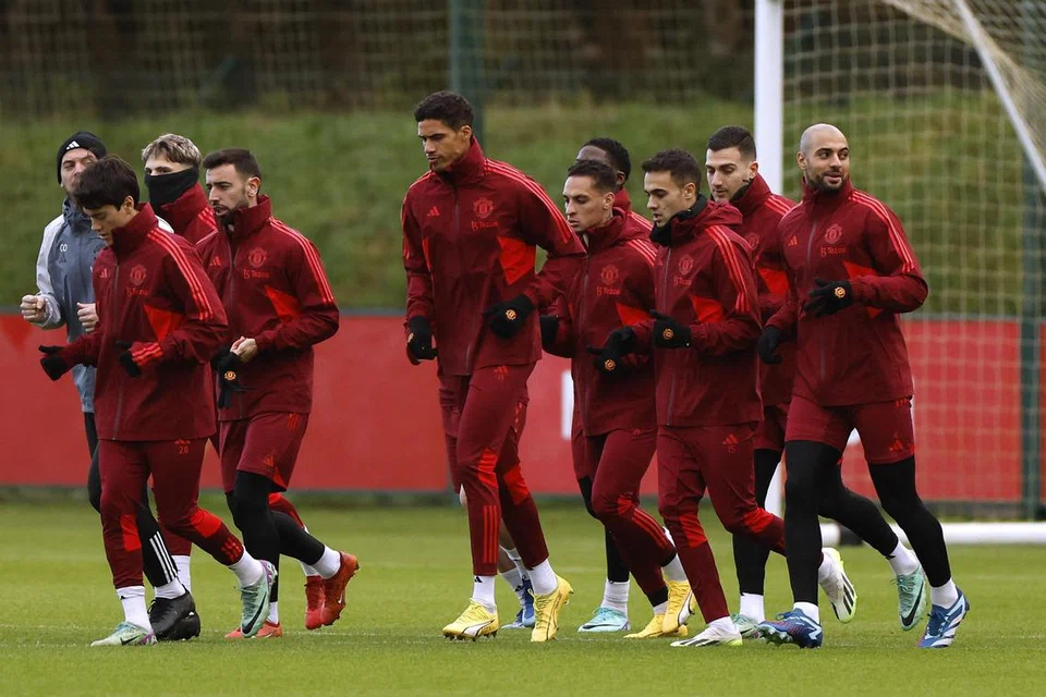 PERLAWANAN PENTING: Pemain United berlatih di Carrington menjelang tempoh perlawanan yang sukar. Mereka menentang Liverpool selepas bertemu Bayern Munich. 