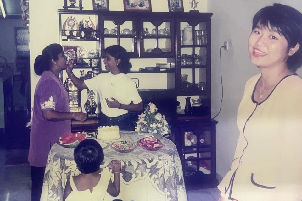 Foto kenangan lama menunjukkan kelaziman yang dilakukan Cik Tee Ling Ling (kanan), setiap tahun dengan datang ke rumah Cik K Sathiawathy, untuk meraikan ulang tahun kelahiran Cik Sathiawathy (berbaju putih). Amalan itu kekal dilakukan hingga hari ini.