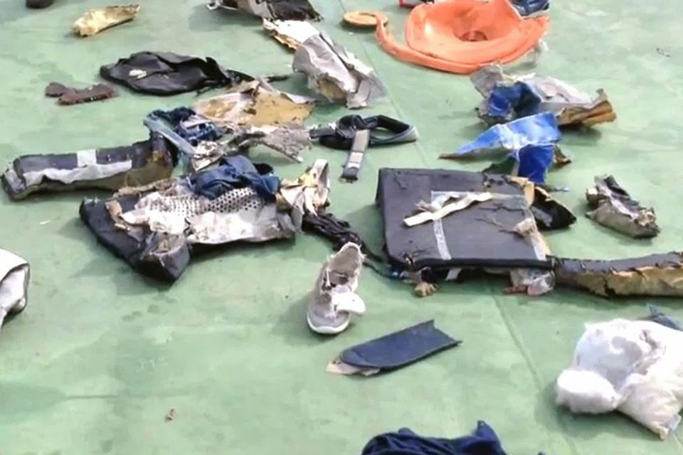 DITEMUI: Tentera Mesir mendedahkan gambar barang yang ditemui semasa misi pencarian bagi pesawat EgyptAir penerbangan MS804 yang hilang di Laut Mediterranean - Foto AFP