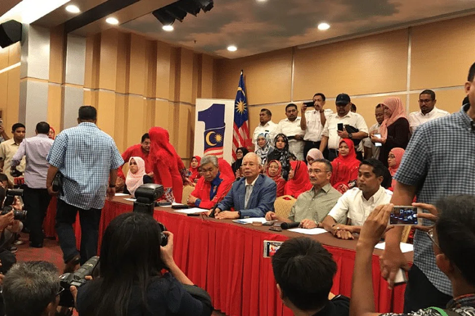 LETAK JAWATAN: Datuk Seri Najib Razak umum letak jawatan sebagai Presiden Umno dan Pengerusi Barisan Nasional serta-merta, dalam satu sidang media.