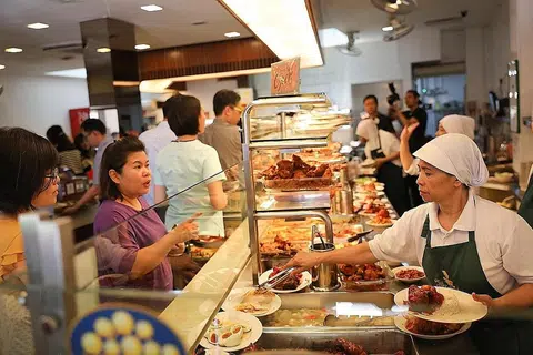 TUKAR KONSEP : Cawangan terbaru di City Square mempunyai konsep berbeza daripada dua cawangan Restoran Hjh Maimunah di Jalan Pisang (gambar atas) dan Joo Chiat. - Foto fail