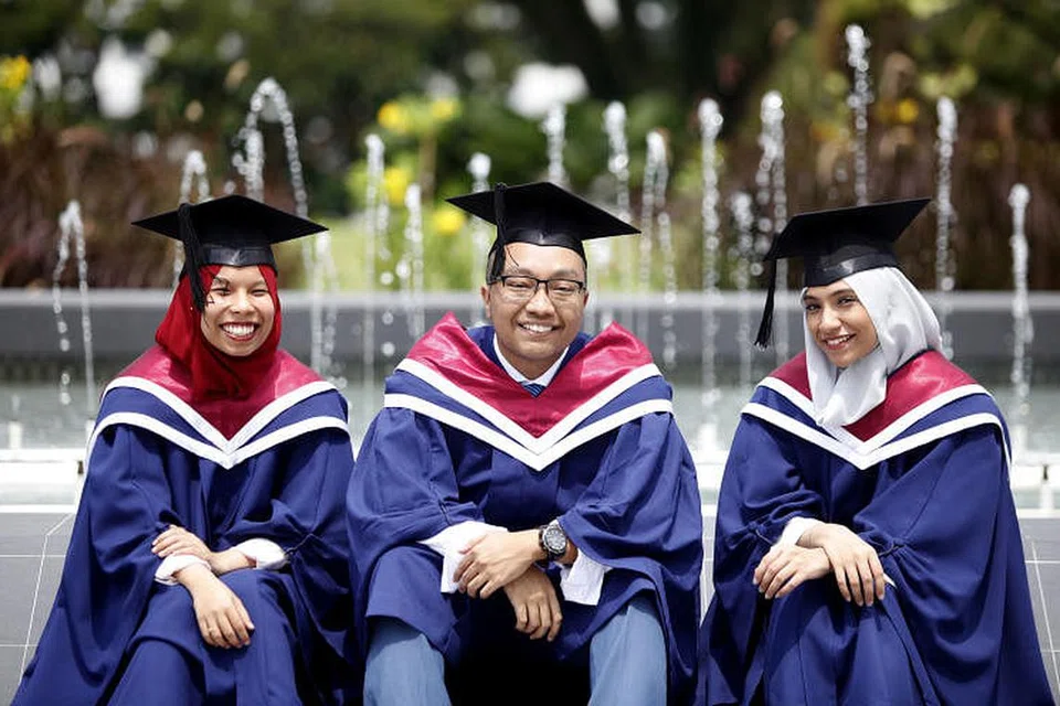 BERJAYA GENGGAM IJAZAH: (Dari kiri) Cik Siti Nur Atiqah Abdul Hadi, Encik Muhammad Hariz Husaini, dan Cik Tiara M Hamarian merupakan antara anak Melayu/ Islam yang cemerlang di NTU. (Tidak dalam gambar: Encik Muhammad Farouq Azizan). 