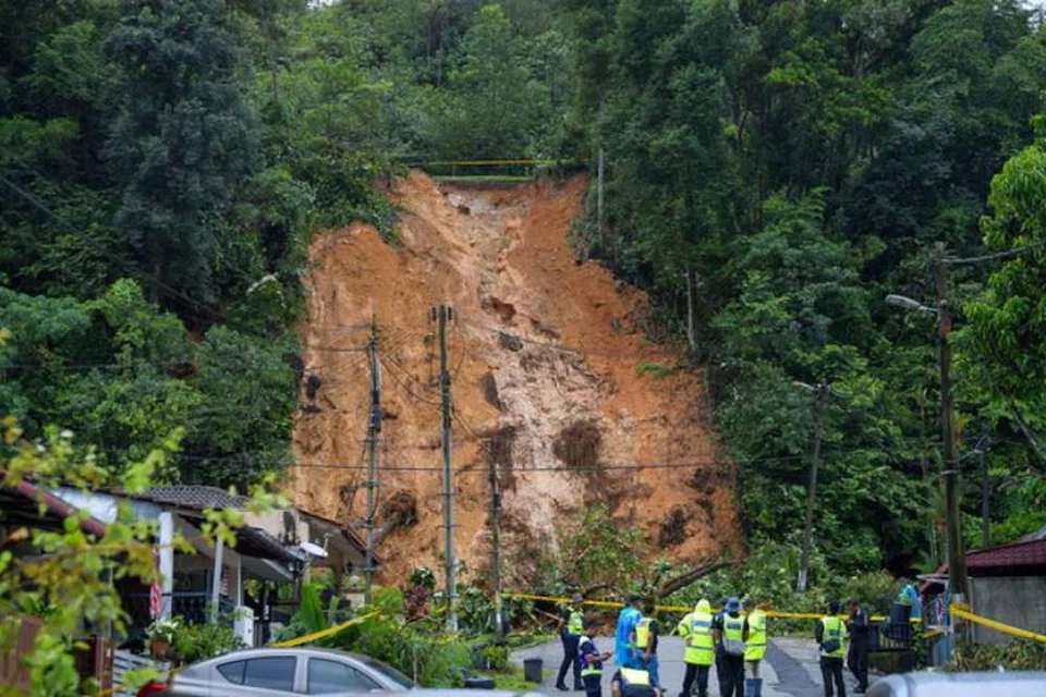 Tanah runtuh setinggi 30 meter di lereng bukit berhampiran kawasan perumahan di Jalan E6, Taman Melawati, Ulu Kelang, Selangor, 