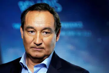 HADAPI TEKANAN SEDUNIA: Ketua Pegawai Eksekutif (CEO) United Airlines, Encik Oscar Munoz, memohon maaf kepada Dr David Dao, 69 tahun, dari Elizabethtown, Kentucky, yang diseret keluar dari pesawat United Airlines dek terlebih tempahan semasa di Lapangan Terbang O'Hare, Chicago. - Foto REUTERS