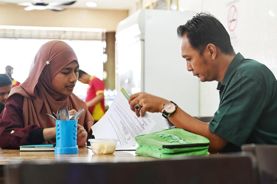 Ketua Kampung Ulu Tiram, Encik Shazrul Idham Abd Aziz, menemui penduduk di sebuah kedai makan berdekatan pusat perhentian bas Ulu Tiram. Beliau akur kejadian serangan balai polis baru-baru ini merisaukan penduduk tetapi yakin polis akan mengambil tindakan dan siasat sepenuhnya demi menjaga keamanan dan keharmonian penduduk kampung.