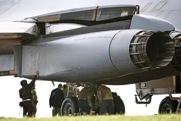 Anggota Tentera Udara Amerika Syarikat (USAF) menjalankan kerja penyelenggaraan ke atas pesawat pengebom B-1 Lancer di Pangkalan Tentera Udara Diraja (RAF) Fairford, barat daya England, dalam gambar fail bertarikh 10 Mac. Amerika Syarikat baru-baru ini meluluskan cadangan penjualan senjata bernilai AS$1.96 bilion kepada Arab Saudi serta pakej penyelenggaraan pesawat C-17 bernilai AS$484 juta kepada Kuwait, sebagai sebahagian usaha memperkukuh kerjasama pertahanan dengan negara-negara Teluk di tengah ketegangan keselamatan yang berterusan di Asia Barat.